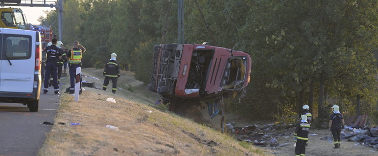 „A buszt láttuk befordulva az árokba” - Megszólalt a férfi, aki elsők között pillantotta meg az M3-ason történt horrorbaleset következményeit
