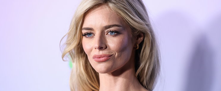 Csak átlátszó latex fedi Samara Weaving pucér testét, extrém fotók készültek a színésznőről