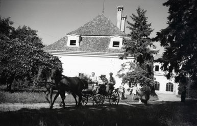 Benéztek az elhagyott magyar kastély falai mögé, évtizedek óta megállt odabent az idő - Urbex