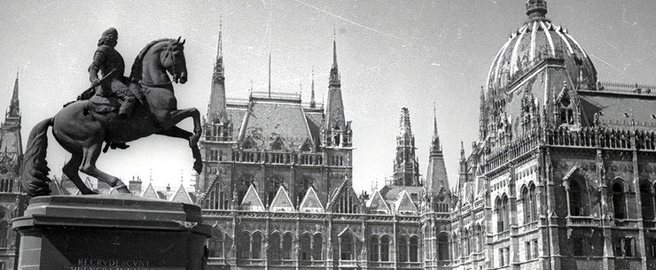 Így festett a szétlőtt Parlament 1945-ben - Megrázó felvétel került elő a magyar történelem legsötétebb órái után