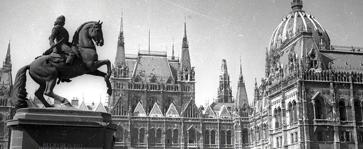 Így festett a szétlőtt Parlament 1945-ben - Megrázó felvétel került elő a magyar történelem legsötétebb órái után