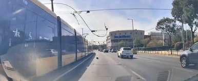 Megrázó videón, ahogy leszakad és egy autóba csapódik az 1-es villamos felsővezetéke a Könyves Kálmán körúton