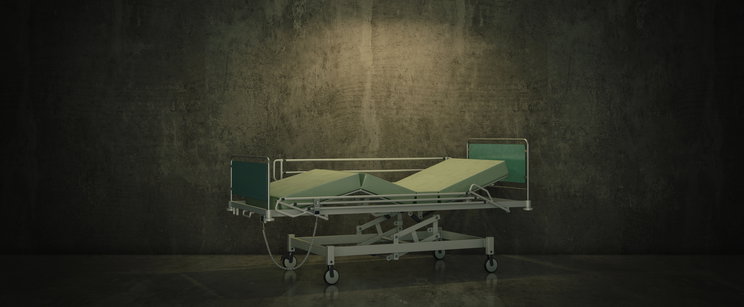 A műtőasztalon fekve vérzett el egy 18 éves lány Miskolcon: „Kiszúrta a szívét”
