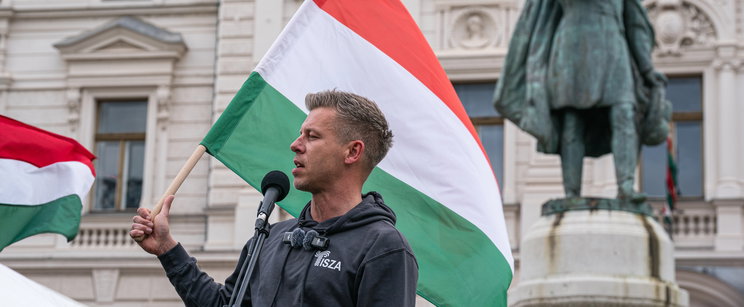 "Nehogy már országbérlettel szálljon fel a Volánbuszra" - Magyar Pétert vette tűz alá Hadházy, az emberek védik a miniszterelnököt