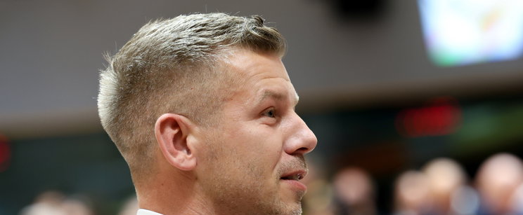 Magyar Péter végre elismerte, rosszul viselkedett, de puszival kért bocsánatot
