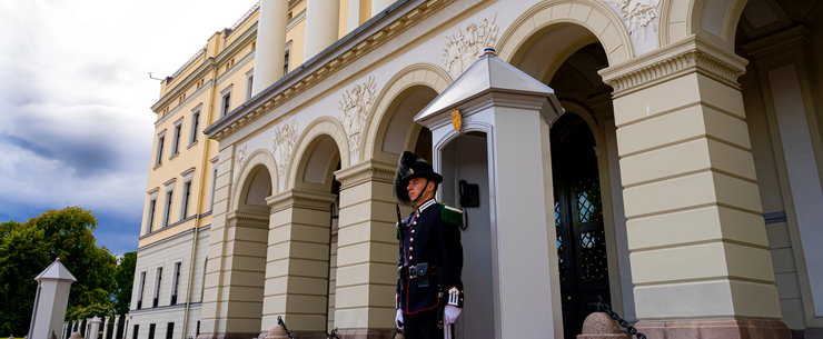 Magyar Péter nem ért rá, de kedvenc frontembere ott volt a királyi temetésen