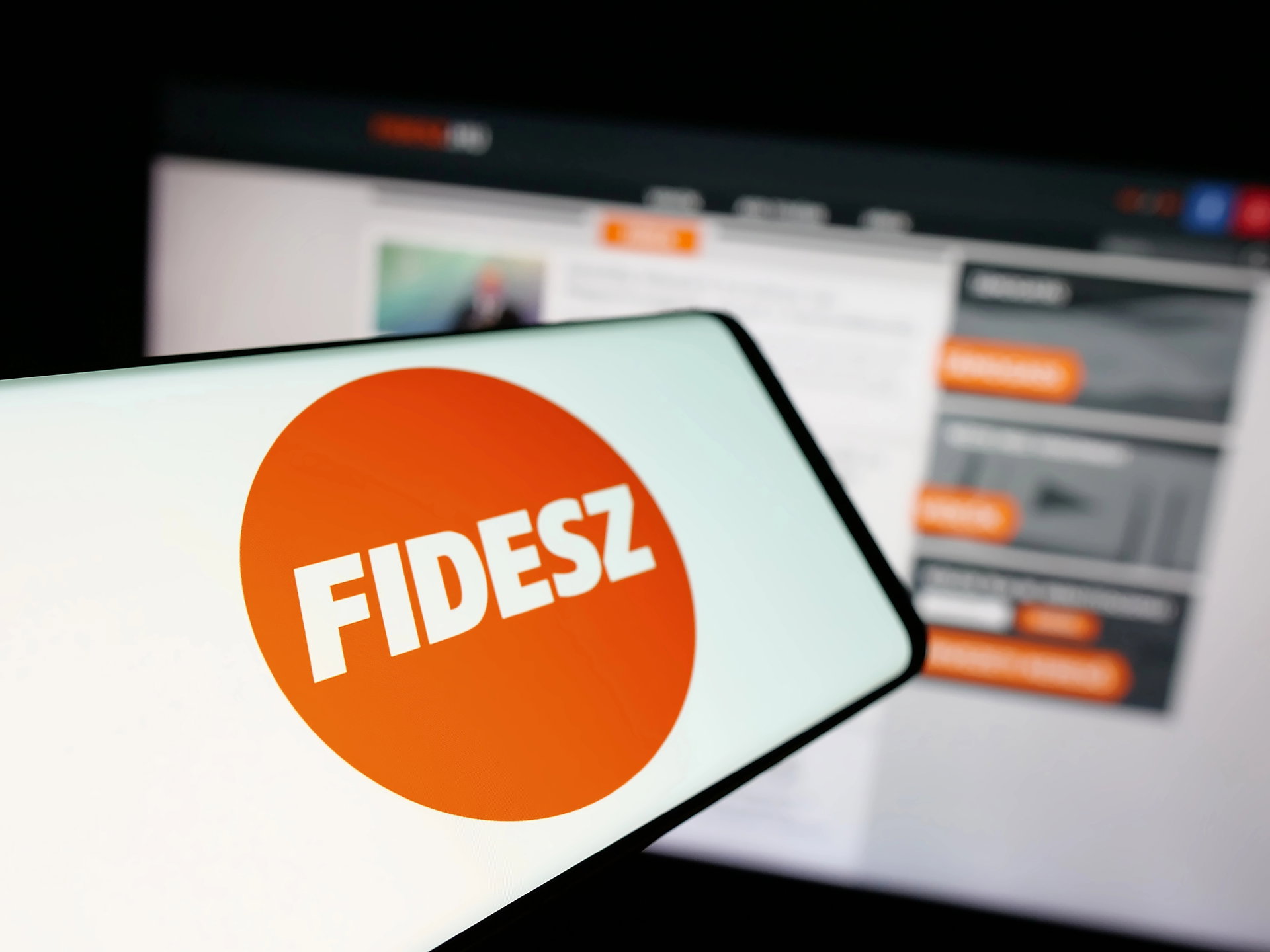 Újabb tégla a Fideszből: olyan dolgokat tud, amelyeket a hatalom a sírba vitt volna