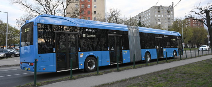 Elnyelt egy buszt az aszfalt a XV. kerületben, megrázó baleset történt