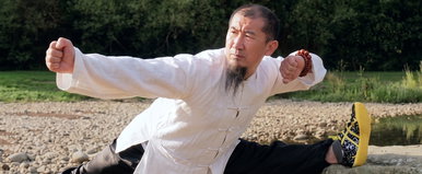 Hatévesen adták el a Shaolin templomba a nincstelen kínai fiút - Ma magyar feleségével nokedlit eszik és a hazai pálinkára esküszik a kungfu bajnok
