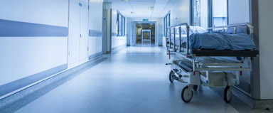 75 másodperc választotta el a haláltól – a síelőt magával rántotta az egész hegyoldal