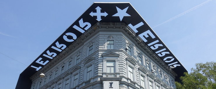 A NAV-ot is belekeverte Schmidt Mária a Terror Háza körüli botrányba, élőben közvetítik a tüntetést