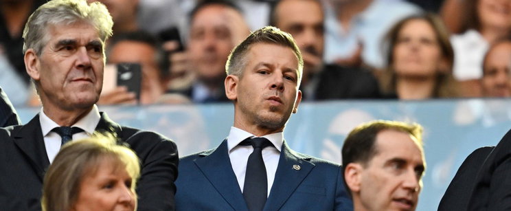 Magyar Pétert borral öntötték le Szekszárdon, így reagált a miniszterelnök - videó