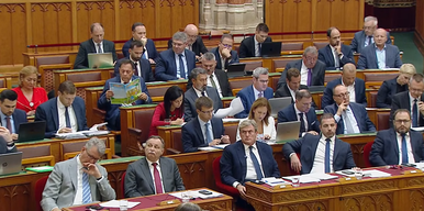 Ezért fizetik az adófizetők? Pócs János Dörmögő Dömötört nézegetett a Parlamentben