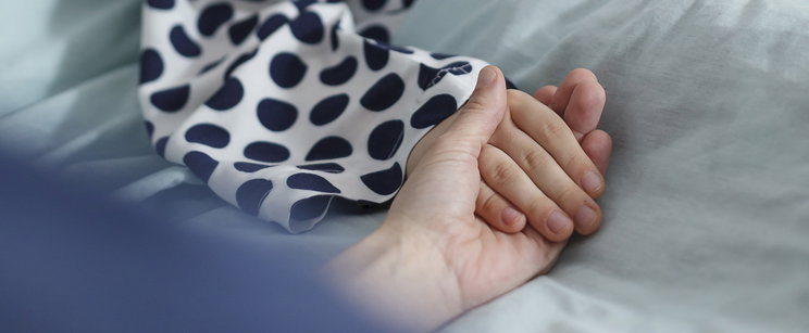 Nem akarták tovább meghosszabbítani kislányuk szenvedését, szívszéttépő döntést hoztak a szülők