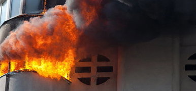 A saját otthonukat gyújtotta rájuk bosszúból az apa - Az édesanya és három gyermeke az utolsó pillanatban menekült ki a lángok közül