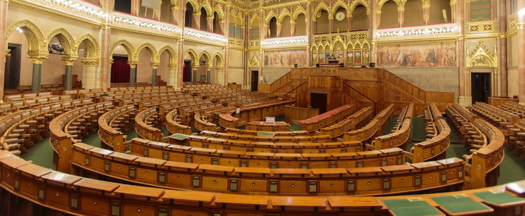 Csalás a parlamentben: lemondatnák a párttársa helyett szavazó tiszás képviselőt