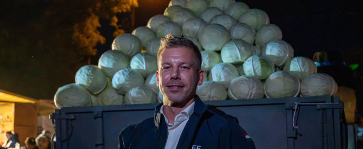 Magyar Péter sosem alszik: az éjszaka közepén is káposztával fotózkodik