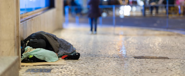 Szöges vassal védekeznek a hajléktalanok ellen a VIII. kerületben, óriási vita robbant ki