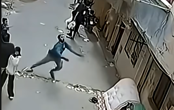 Puszta kézzel kapott el egy másodikról kizuhanó gyereket: az utca ismét hőst teremtett