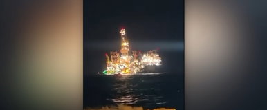 Megrázó videón, ahogy az óceánba omlik egy gigantikus olajfúró torony, még mindig keresik a túlélőket