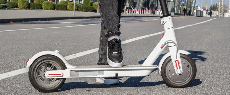 Magyar Péter bejelentette az elektromos rollerek használatára vonatkozó szigorítást, sokan mégis keményebb lépéseket várnak
