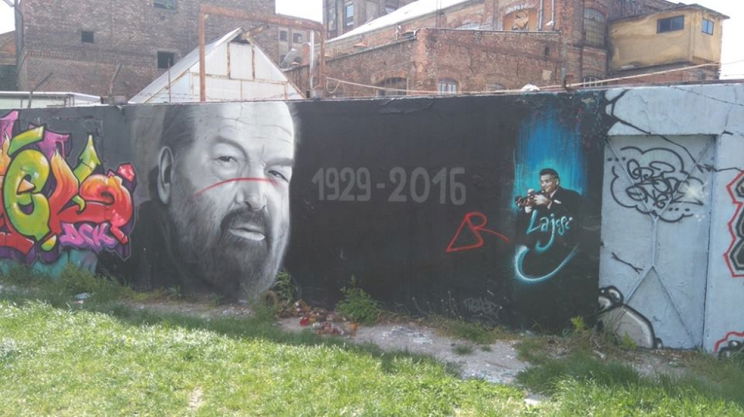 Összefirkálták Bud Spencer emlékfalát