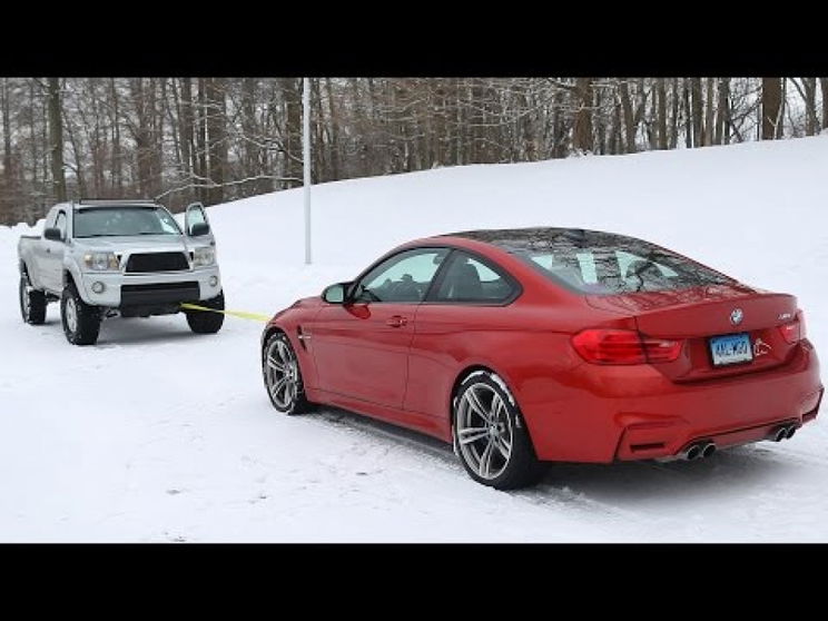 A BMW M4 vagy a Toyota pickup húzza el a másikat havon?