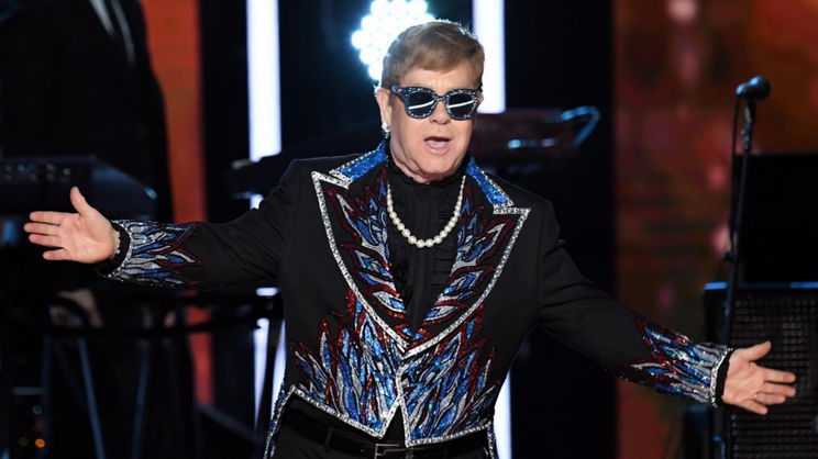 Előkarácsonyi ajándék Elton Johntól