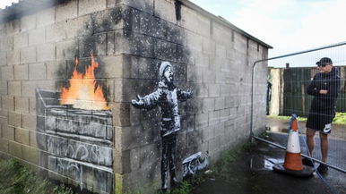 Két évig a helyén maradhat a garázsfalat díszítő Banksy-festmény