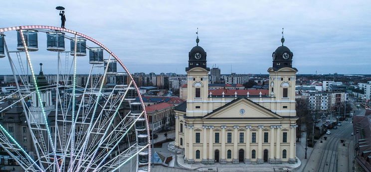 A titokzatos Esernyős Ember a debreceni óriáskerék tetején sétált