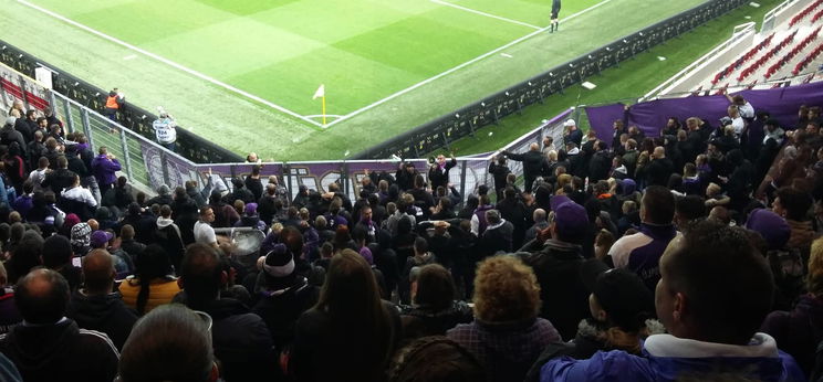 Baleset a Vidi–Újpest meccsen, elvesztette az eszméletét egy szurkolót