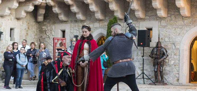 Sárkányölő lovagok a Diósgyőri várban