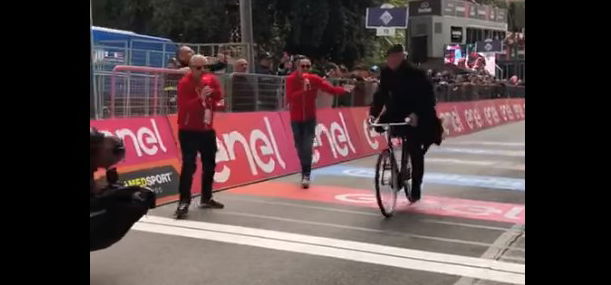 Terence Hill úgy esett le a célban a Girón, mint egy száraz füge