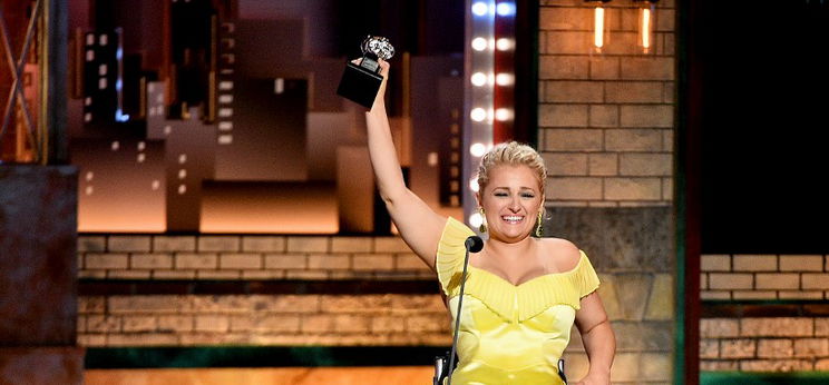 Ali Stroker az első kerekesszékes színész, aki megkapta a „színházi Oscart”