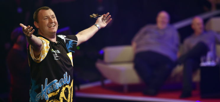 Röptében eltalálni a legyet darts-nyíllal? Van, akinek ez is megy