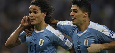 Védő rúgta fel a pályára rohanó drukkert, Cavani bólintott – videók