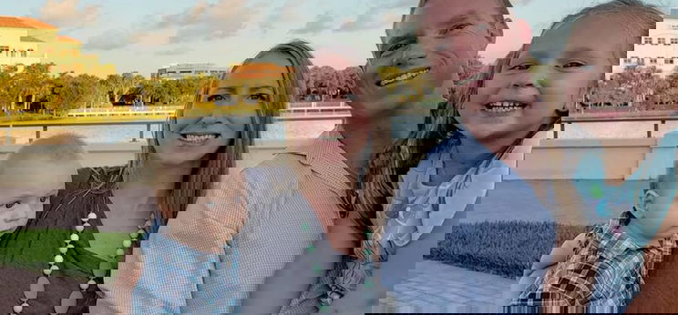 Életveszélyes ugrással mentette ki apa a gyermekét a vízből – videó