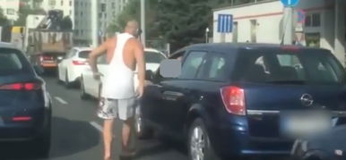 A dugóban kifőtt sofőr őrült fenyegetőzése állatias élmény – videó