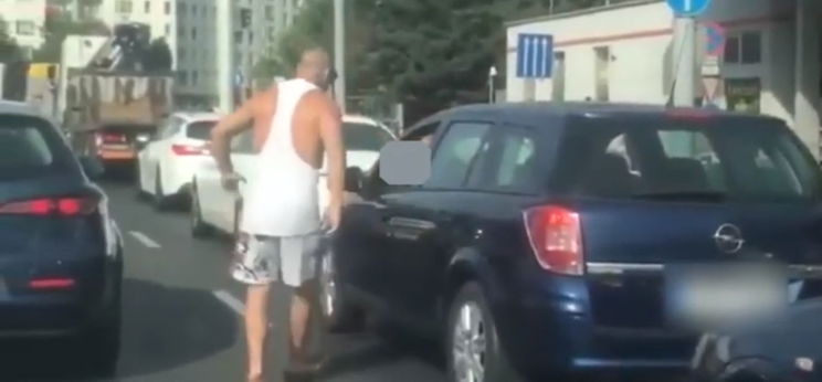 A dugóban kifőtt sofőr őrült fenyegetőzése állatias élmény – videó