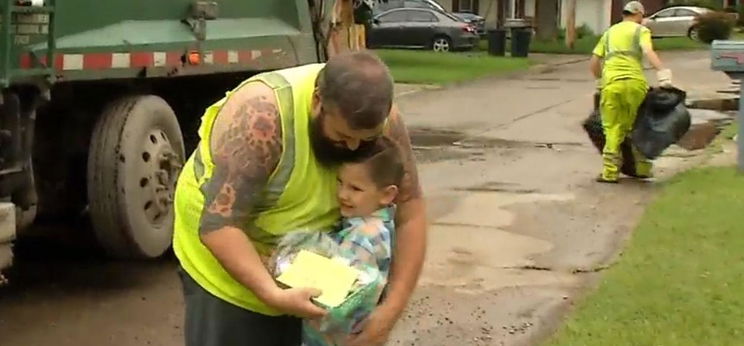 Az autista kisfiú úgy várja a szemetes kocsit, mint a karácsonyt