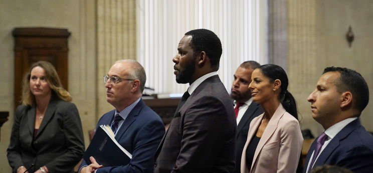 R. Kelly rács mögé került gyermekpornó miatt