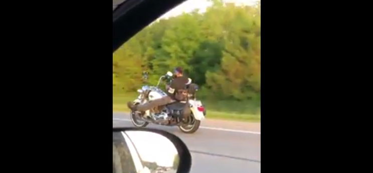 Szerintetek is inkább a mobilt érdemes nyomkodni motorozás közben?
