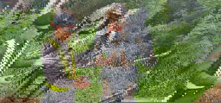 Predator jelmezben riogat egy motoros az utakon – videó