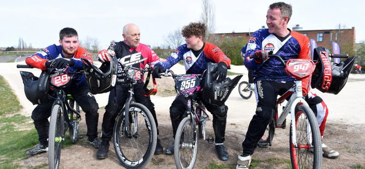 Videó: 72 évesen bravúrosan teker Anglia legidősebb BMX-versenyzője