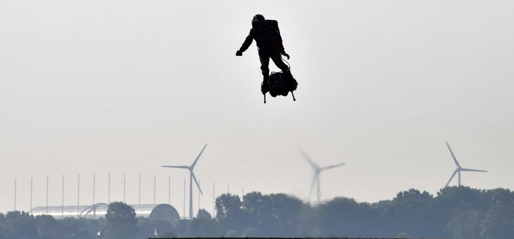 A tengerben kötött ki a La Manche átrepülése közben a rakétaember