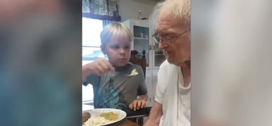 A hatéves kisfiú minden nap megeteti Alzheimer-kóros dédijét