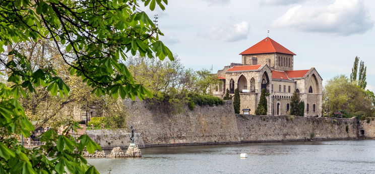 A gyönyörű Tatán van egy csodálatos kert – romantikus program a hétvégére