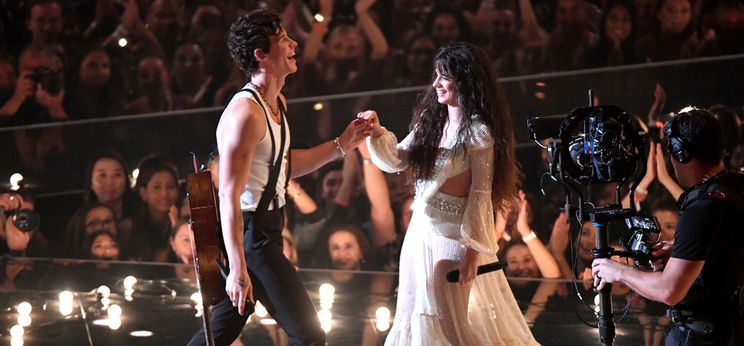 Shawn Mendes megmutatja, hogyan csókolózik Camila Cabello-val