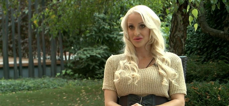 Suzy már képes Jolly fiatal kedvesére mosolyogni