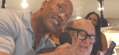 Dwayne Johnson és Danny DeVito betört egy lagziba, a násznép teljesen ledöbbent